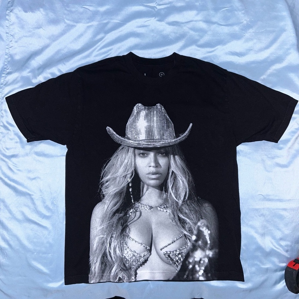 -Beyoncé Renaissance World Tour 2023 T
-Size Large